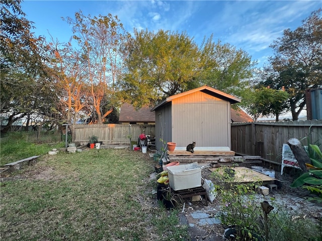 view of yard featuring a shed