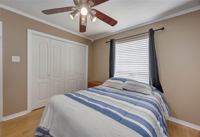 7313 Prairie Dr, Corpus Christi, TX 78413 - bedroom with light wood-style floors, a closet, ornamental molding, and ceiling fan