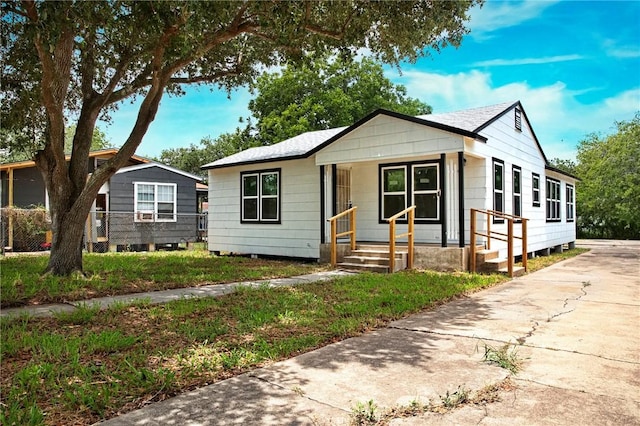 3740 Brooks Dr, Corpus Christi, TX 78408 - bungalow-style home featuring a porch