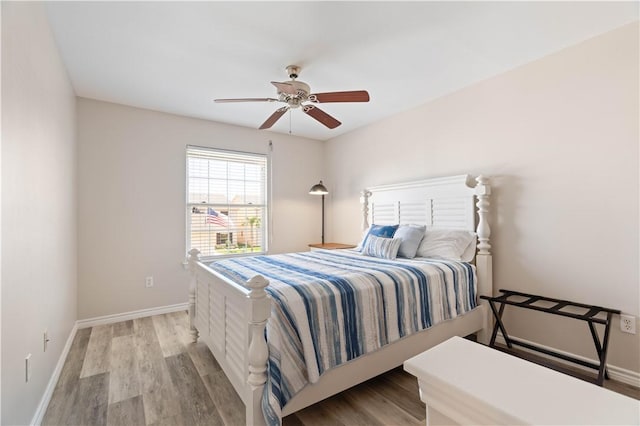 bedroom featuring light wood-style floors, baseboards, and ceiling fan