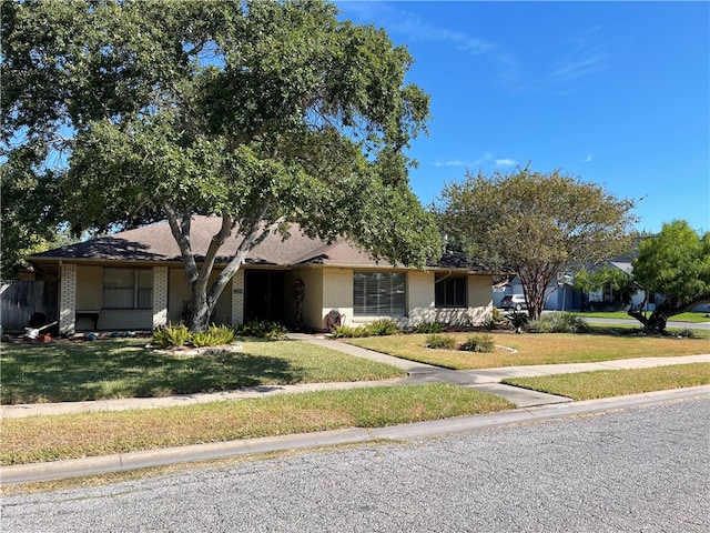 single story home with a front lawn