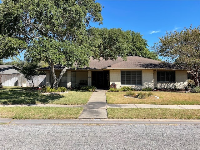 view of front of property featuring a front lawn