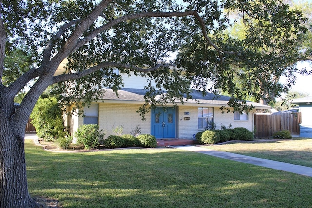 ranch-style house featuring a front yard