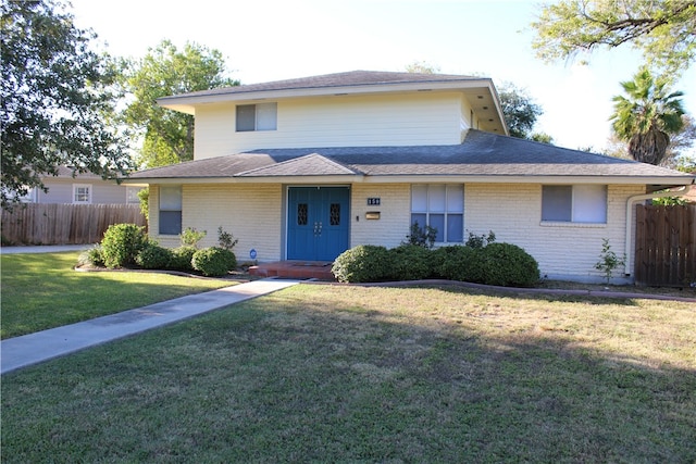 view of front of property featuring a front lawn