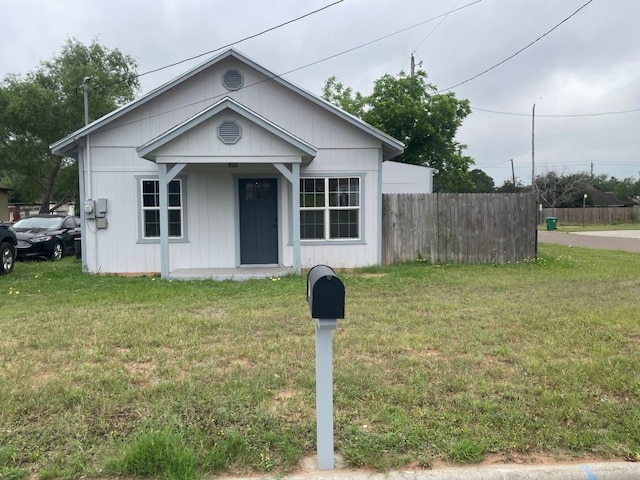 view of front of home featuring a front yard