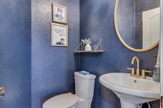 6046 Tarafaya Dr, Corpus Christi, TX 78414 - bathroom featuring a sink and a textured wall