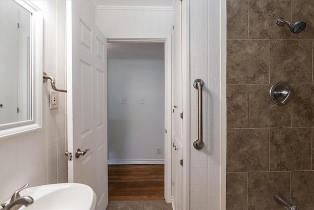 1009 Driftwood Pl, Corpus Christi, TX 78411 - bathroom featuring a tile shower and wood finished floors