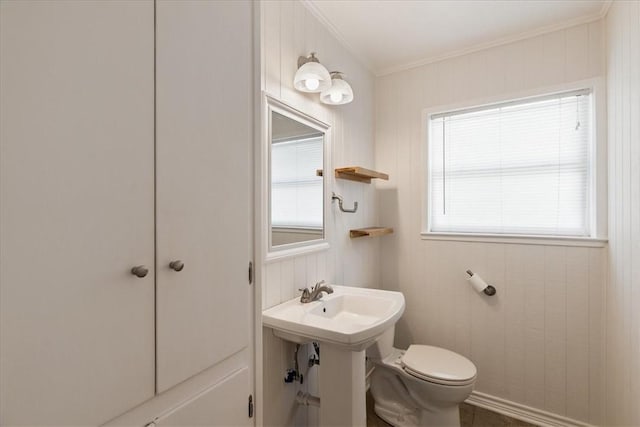 1009 Driftwood Pl, Corpus Christi, TX 78411 - bathroom featuring ornamental molding and plenty of natural light