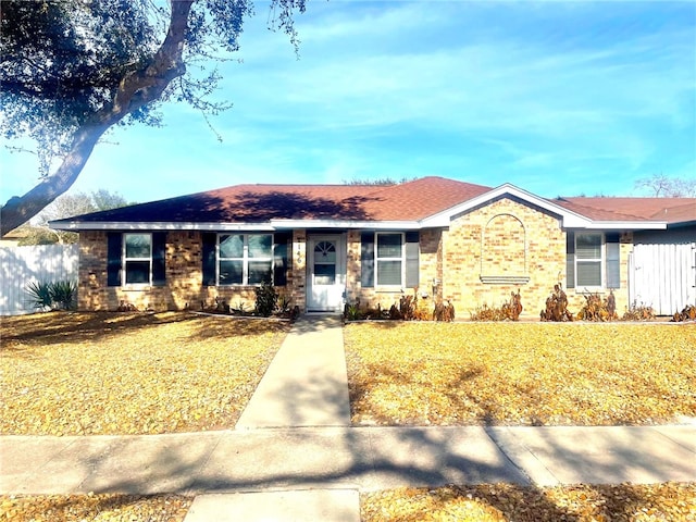 ranch-style house featuring a front yard