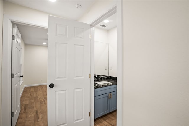 kitchen featuring gray cabinetry, sink, and dark wood-type flooring