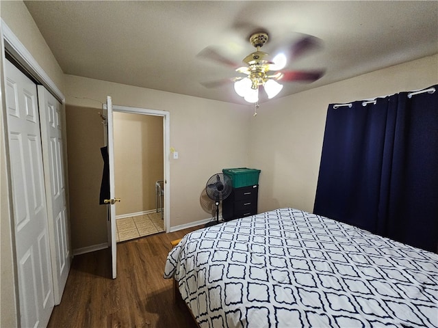 bedroom with ceiling fan, a textured ceiling, a closet, and dark hardwood / wood-style flooring