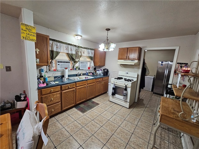 kitchen with sink, white gas range oven, a textured ceiling, hanging light fixtures, and a notable chandelier