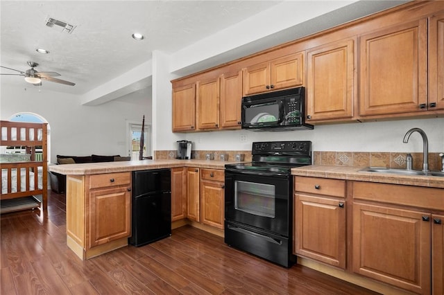 109 Tarpon Ct, Aransas Pass, TX 78336 - kitchen with black appliances, a sink, ceiling fan, a peninsula, and dark wood finished floors