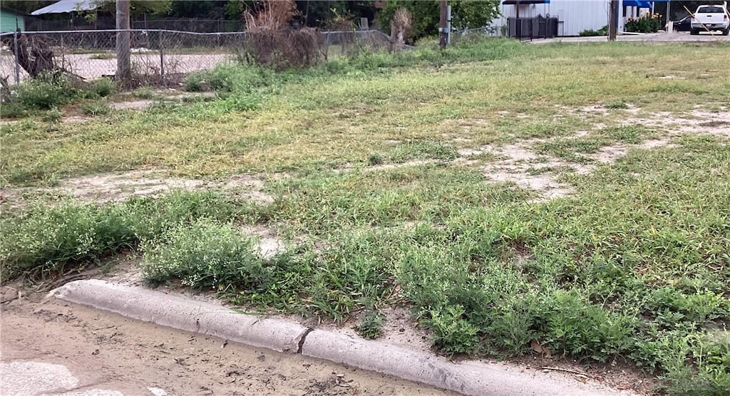 400 Cecilia St, Alice, TX 78332 - photo 2