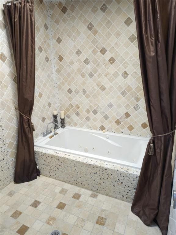 bathroom featuring tile walls