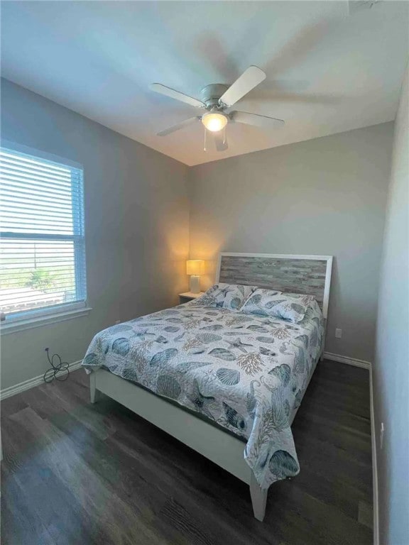 bedroom featuring ceiling fan