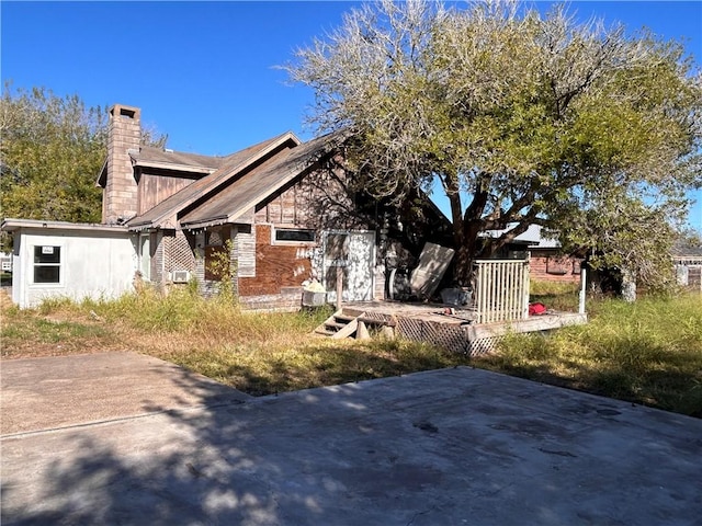 view of front of property featuring a patio