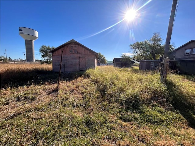 view of yard featuring an outbuilding