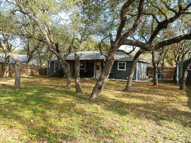 view of front of home featuring a front yard