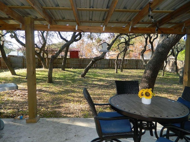 view of yard featuring a patio area