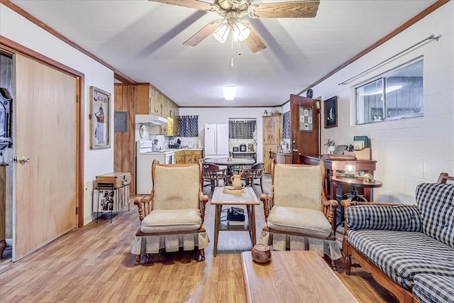 living room featuring light hardwood / wood-style floors, ceiling fan, and crown molding