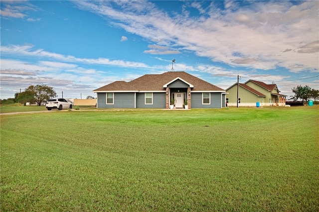 ranch-style house featuring a front lawn