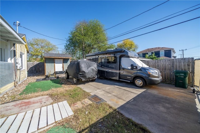 view of yard with a storage unit