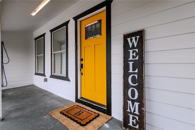 property entrance featuring a porch