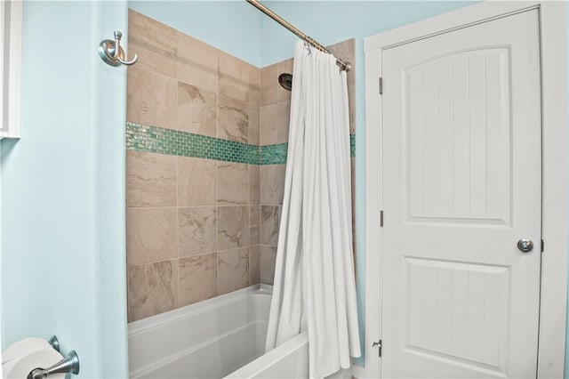 bathroom with shower / tub combo