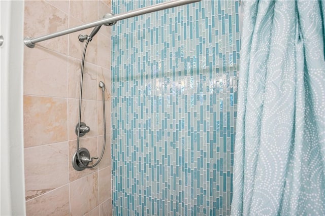 bathroom featuring a shower with shower curtain