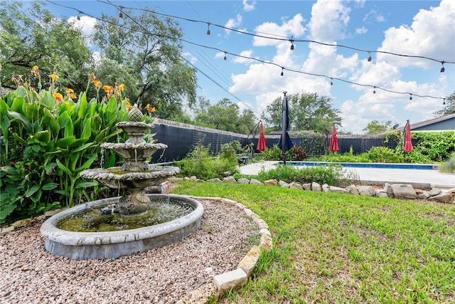 view of yard featuring a fenced in pool