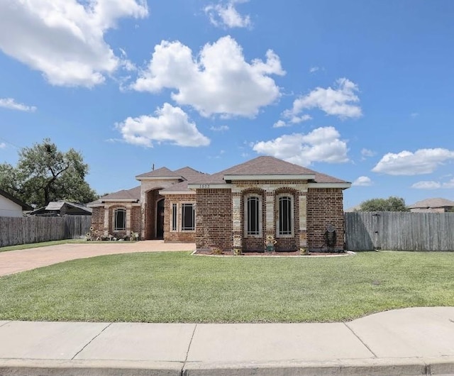 view of front facade with a front yard