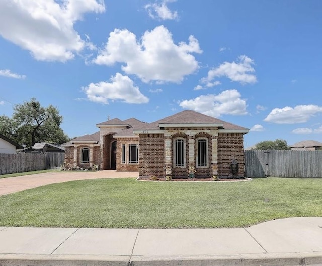 view of front facade with a front yard