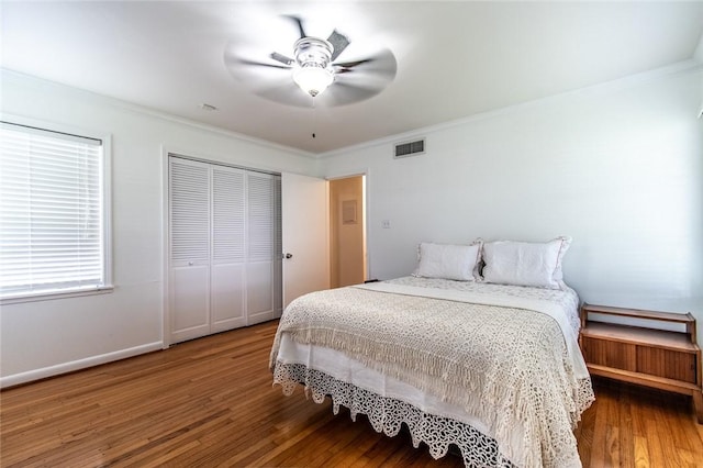 419 Peerman Pl, Corpus Christi, TX 78411 - bedroom featuring ornamental molding, wood finished floors, a closet, a ceiling fan, and baseboards