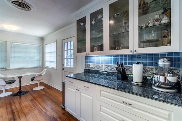 419 Peerman Pl, Corpus Christi, TX 78411 - bar area with ornamental molding, tasteful backsplash, dark wood finished floors, and baseboards
