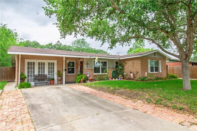905 E Randall St, Beeville, TX 78102 - single story home featuring brick siding, fence, and a front yard