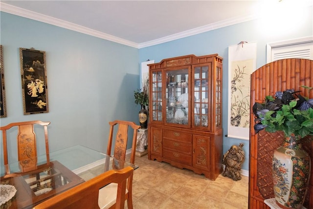 905 E Randall St, Beeville, TX 78102 - dining room with ornamental molding