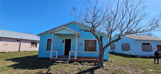 view of front facade with a front yard