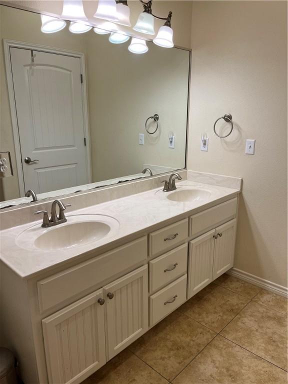 empty room with baseboards, ceiling fan, and dark wood-style flooring