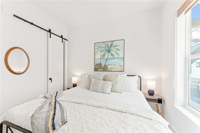 bedroom featuring a barn door