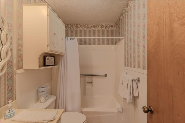 122 Palm Dr, Rockport, TX 78382 - bathroom with vanity, wallpapered walls, shower / bath combo with shower curtain, a textured ceiling, and toilet