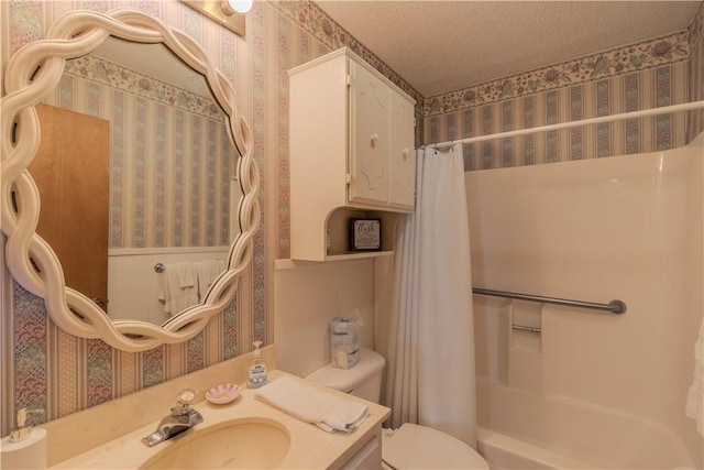122 Palm Dr, Rockport, TX 78382 - full bath featuring toilet, wallpapered walls, a textured ceiling, shower / bath combination with curtain, and vanity