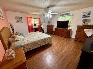 1638 W Palm Dr, Aransas Pass, TX 78336 - bedroom featuring wood finished floors, a textured ceiling, and ceiling fan