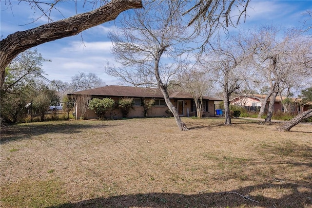 view of front of property featuring a front yard