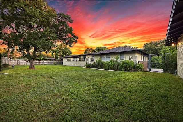 view of yard at dusk