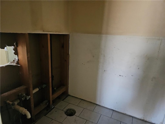 909 Johnson St, Woodsboro, TX 78393 - bathroom featuring tile patterned floors