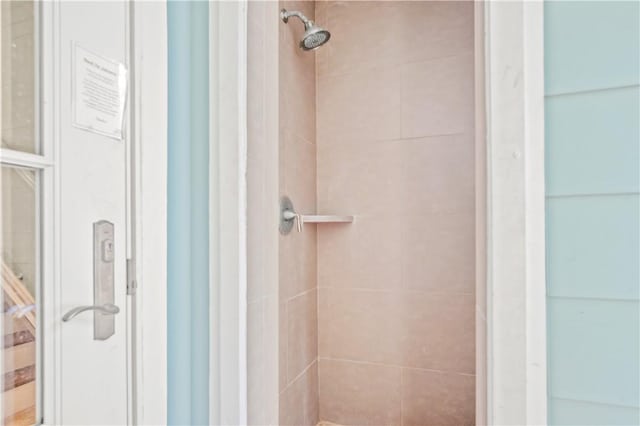 bathroom featuring a tile shower