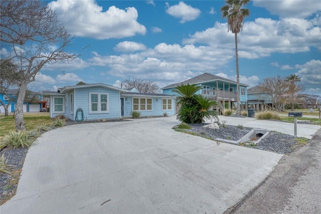 view of front of property featuring driveway