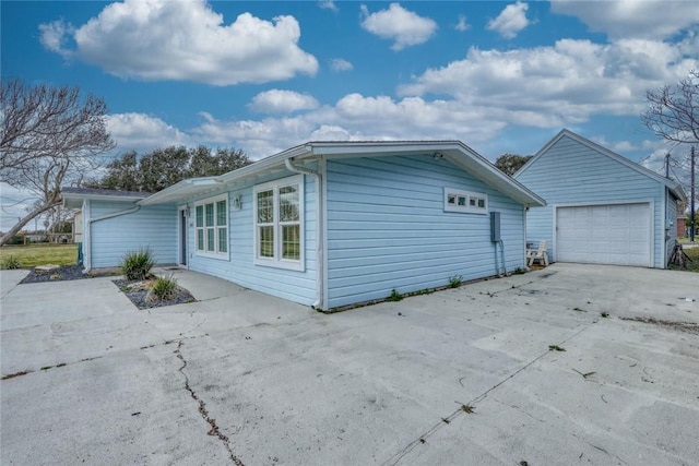 4034 Laguna Shores Rd, Corpus Christi, TX 78418 - view of side of property with a detached garage