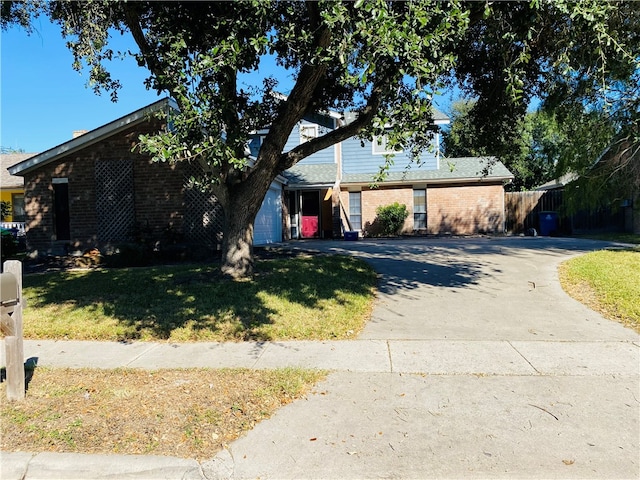 view of front of home featuring a front lawn